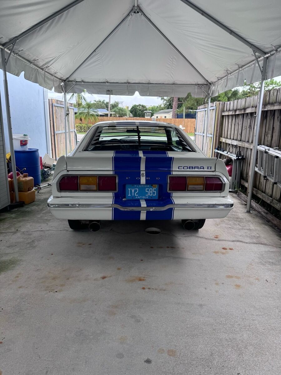 1976 ford mustang hatchback white