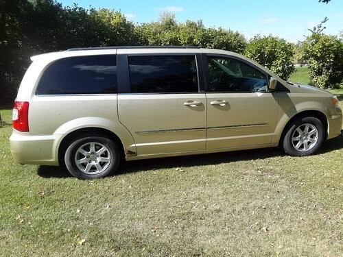 2011 chrysler town and country fwd