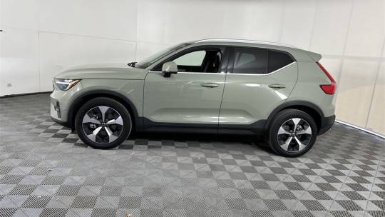 2023 Volvo XC40 b4 plus bright theme