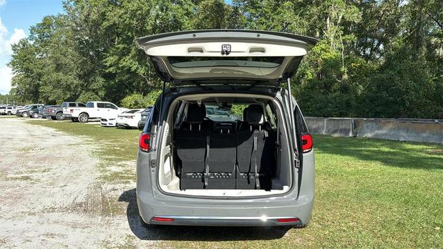 2023 chrysler pacifica touring-l