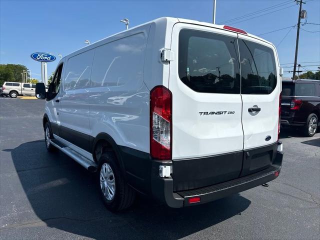2022 ford transit-150 base