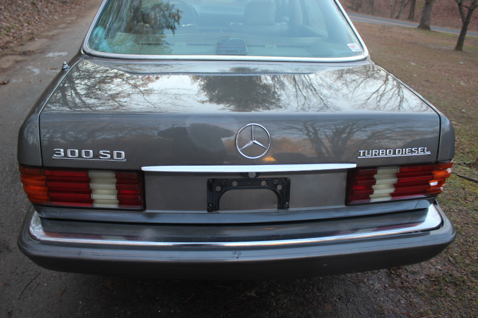 1983 mercedes-benz 300sd base sedan 4-door 3.0l