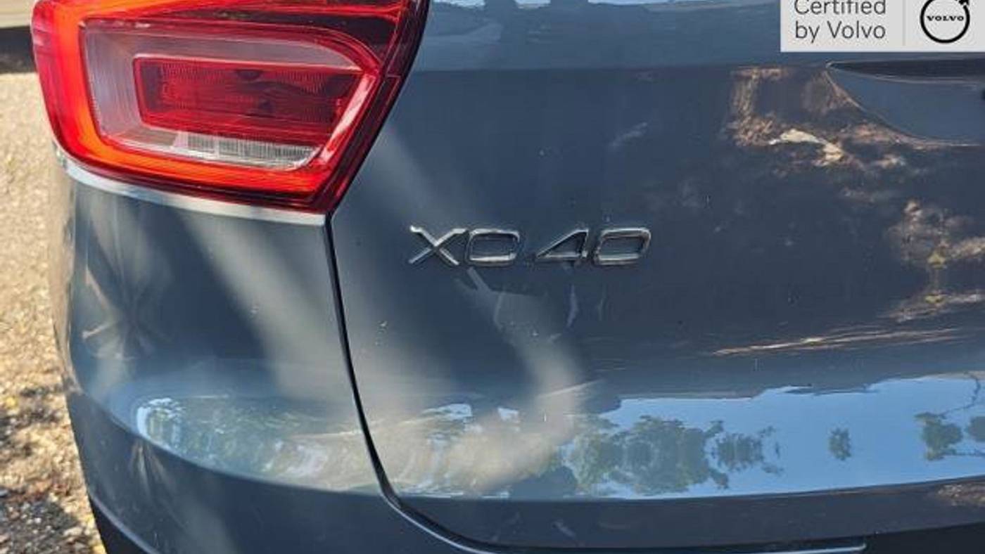 2023 volvo xc40 b5 plus bright theme