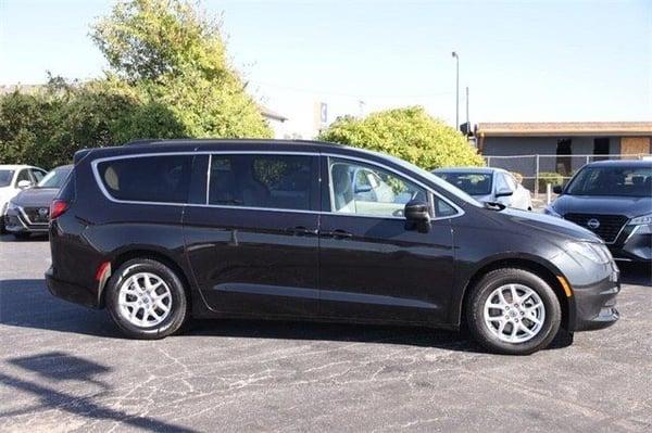 2021 chrysler voyager in chicago, illinois