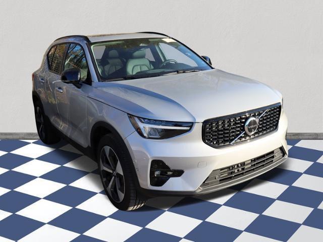 2024 volvo xc40 b5 plus dark theme