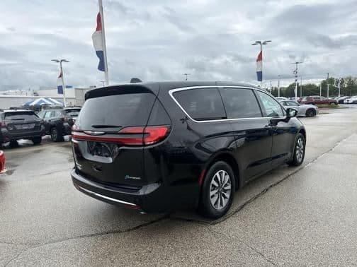 2023 chrysler pacifica hybrid touring l front-wheel drive passenger van in waukesha, wisconsin