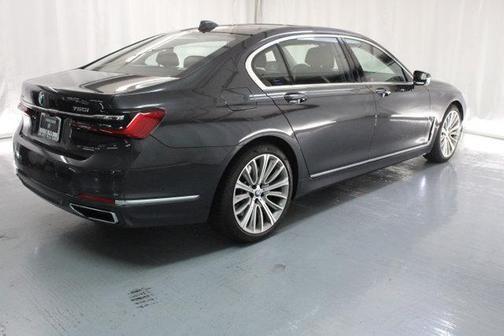 2022 bmw 750