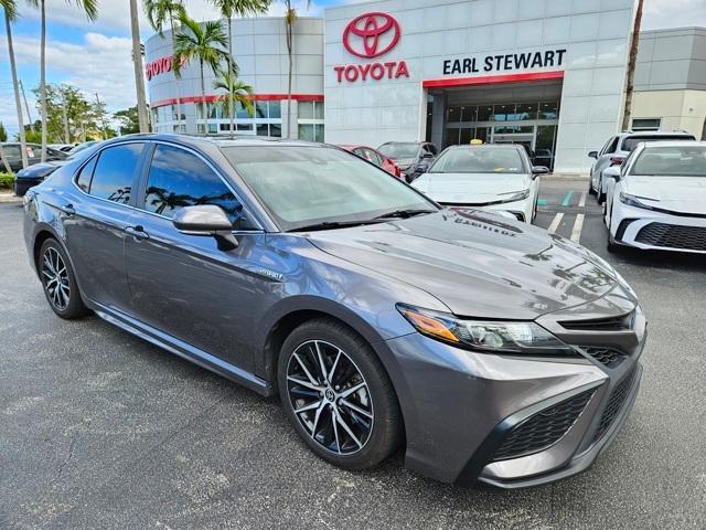 2021 toyota camry hybrid se
