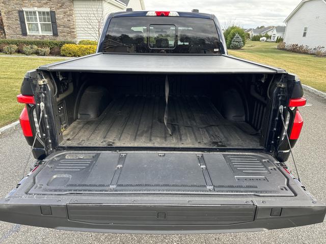 2022 ford f-150 lightning lariat