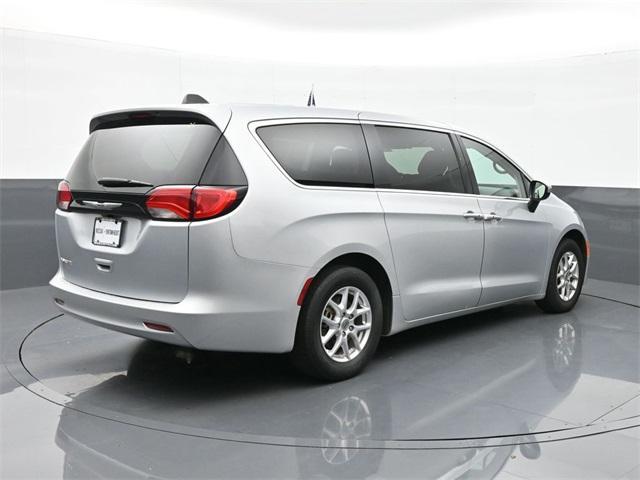 2022 chrysler voyager lx