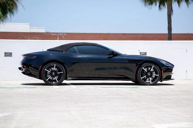 2022 aston martin db11 volante