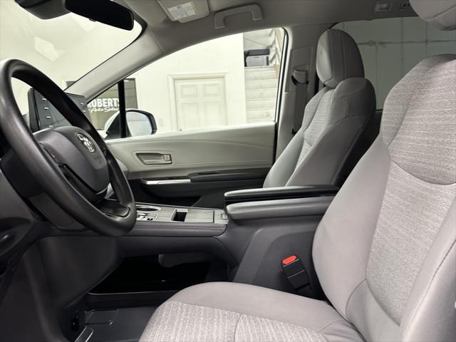 2023 toyota sienna le