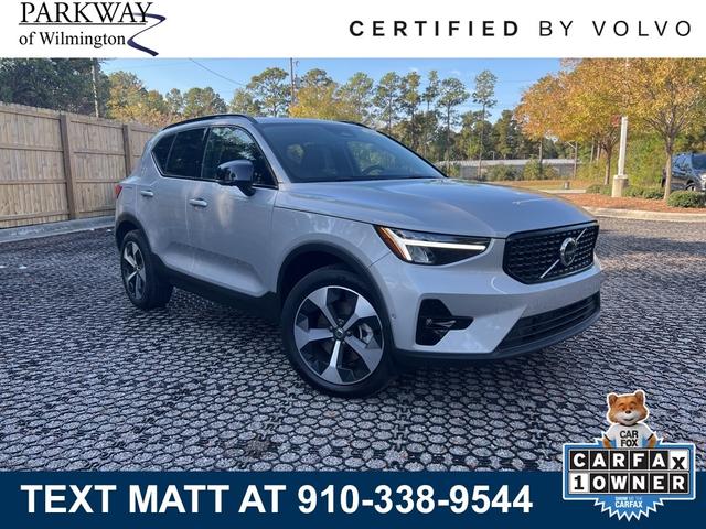 2024 volvo xc40 b5 plus dark theme