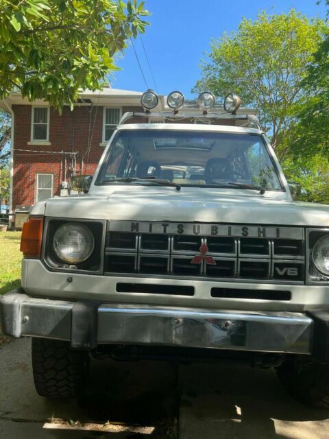 1991 mitsubishi montero ls suv white 4wd automatic white