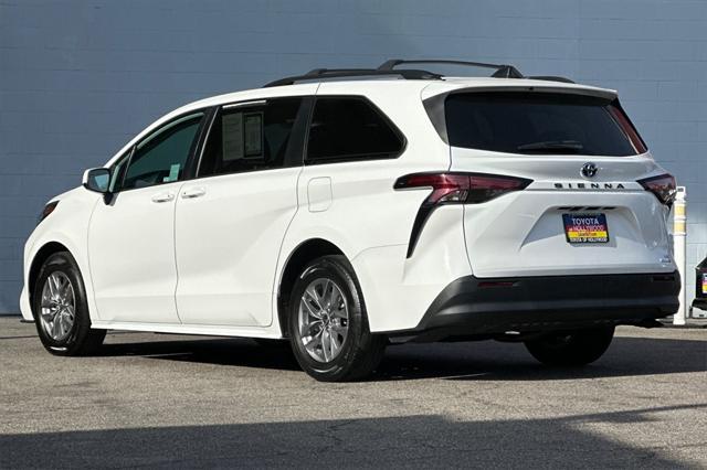 2022 toyota sienna le