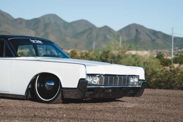 custom lincoln air ride on 22s, nice paint, nice upholstery, former sema car