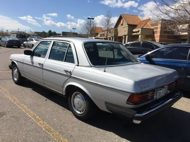 1982 mercedes-benz 240d base sedan 4-door 2.4l - low mileage reliable german car