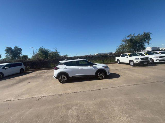 2024 nissan kicks sr