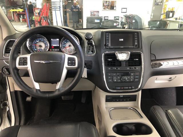2015 chrysler town & country touring-l