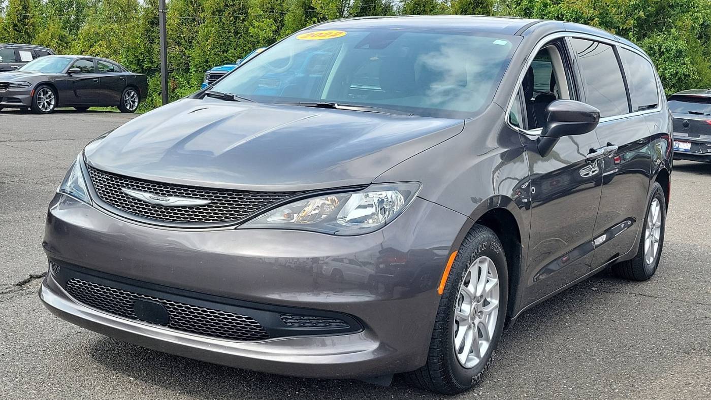2022 chrysler voyager lx