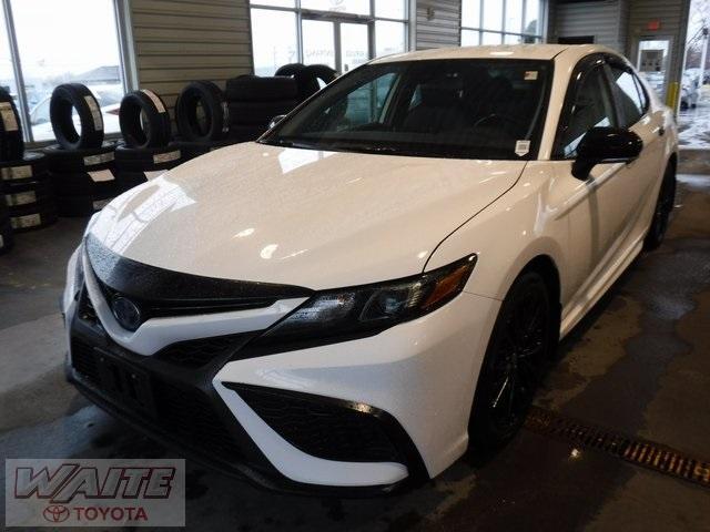 2022 toyota camry hybrid se