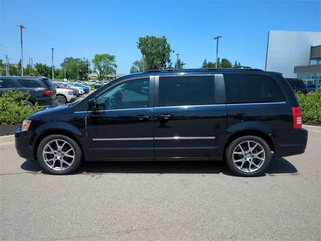 2010 chrysler town & country touring