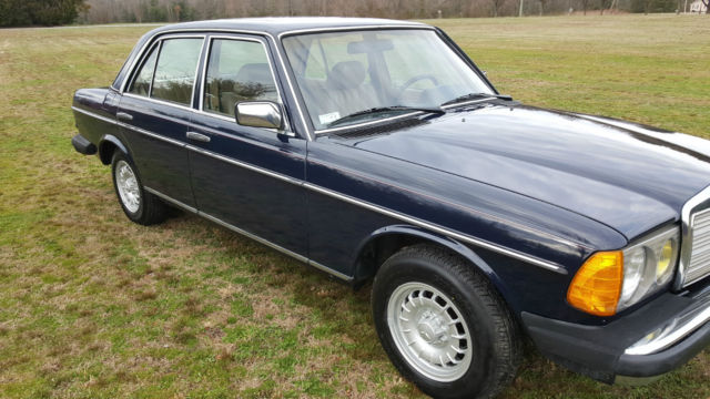 1983 mercedes benz 240d 4 speed manual transmission,sunroof 104k miles excellent
