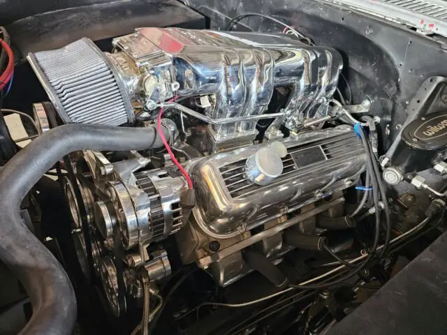 this c10 has a 502 bbc ramjet, 4l80e transmission, 3.73 posi on full air ride