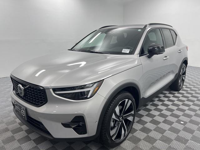 2025 volvo xc40 plus dark theme