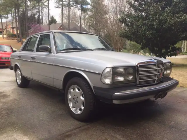 1985 mercedes 300d w123. runs and drives great, comes w/ new floor pan