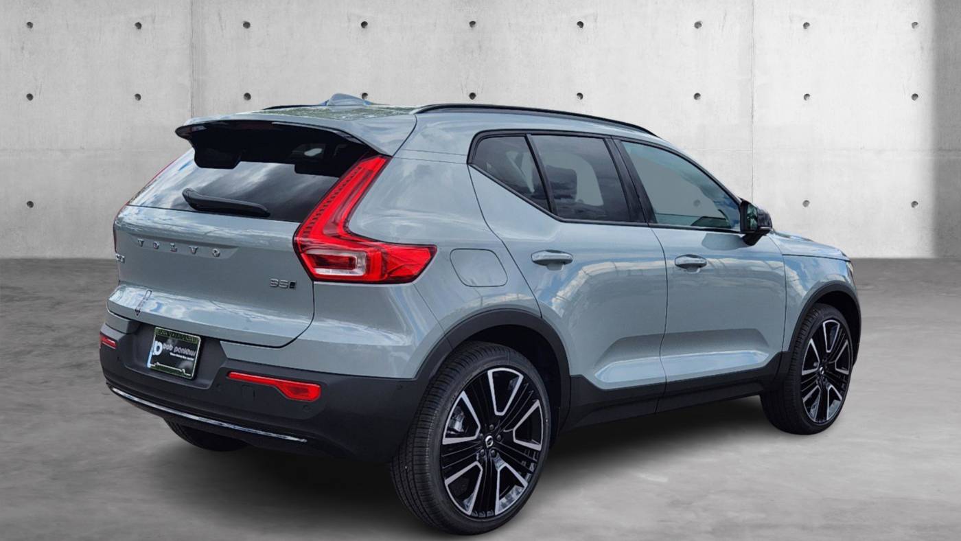 2024 volvo xc40 b5 plus dark theme