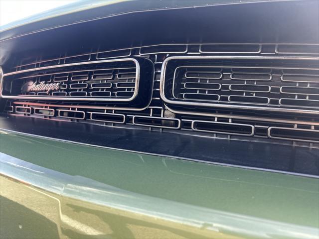 2022 dodge challenger sxt