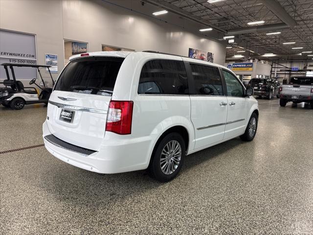 2013 chrysler town & country touring-l