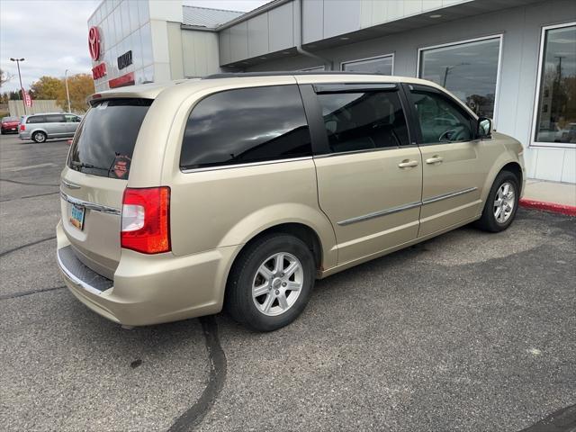 2011 chrysler town & country touring