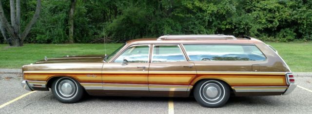 1973 chrysler town & country station wagon clean, rust free, low miles