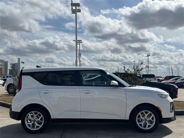 2022 kia soul lx