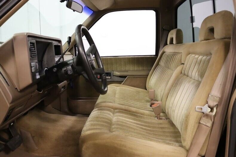 very sharp silverado! 5.7l v8, auto, cold a/c, great colors, clean inside/out!