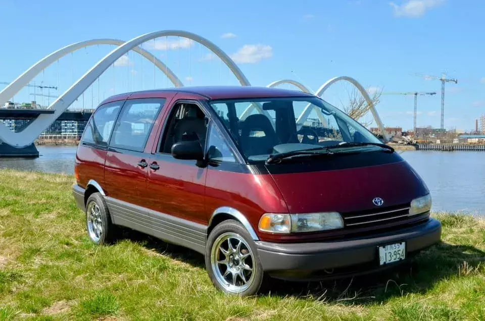extraordinarily clean durable and dependable 2.4l minivan in excellent condition