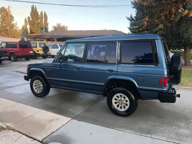 "rare" 1990 mitsubishi montero ls - automatic 4x4 / caspian blue metallic
