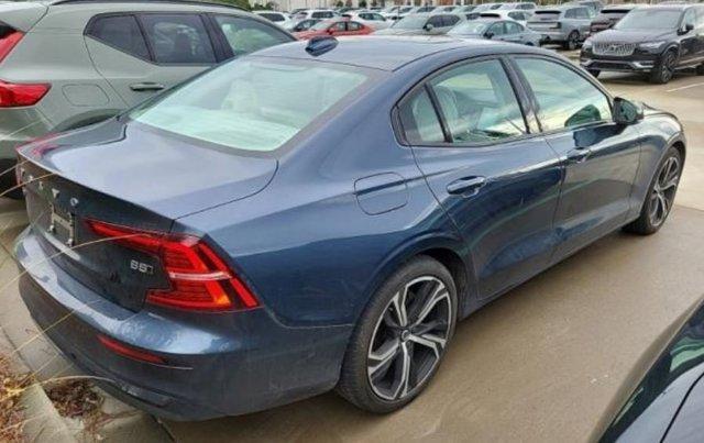 2024 volvo s60 b5 plus dark theme
