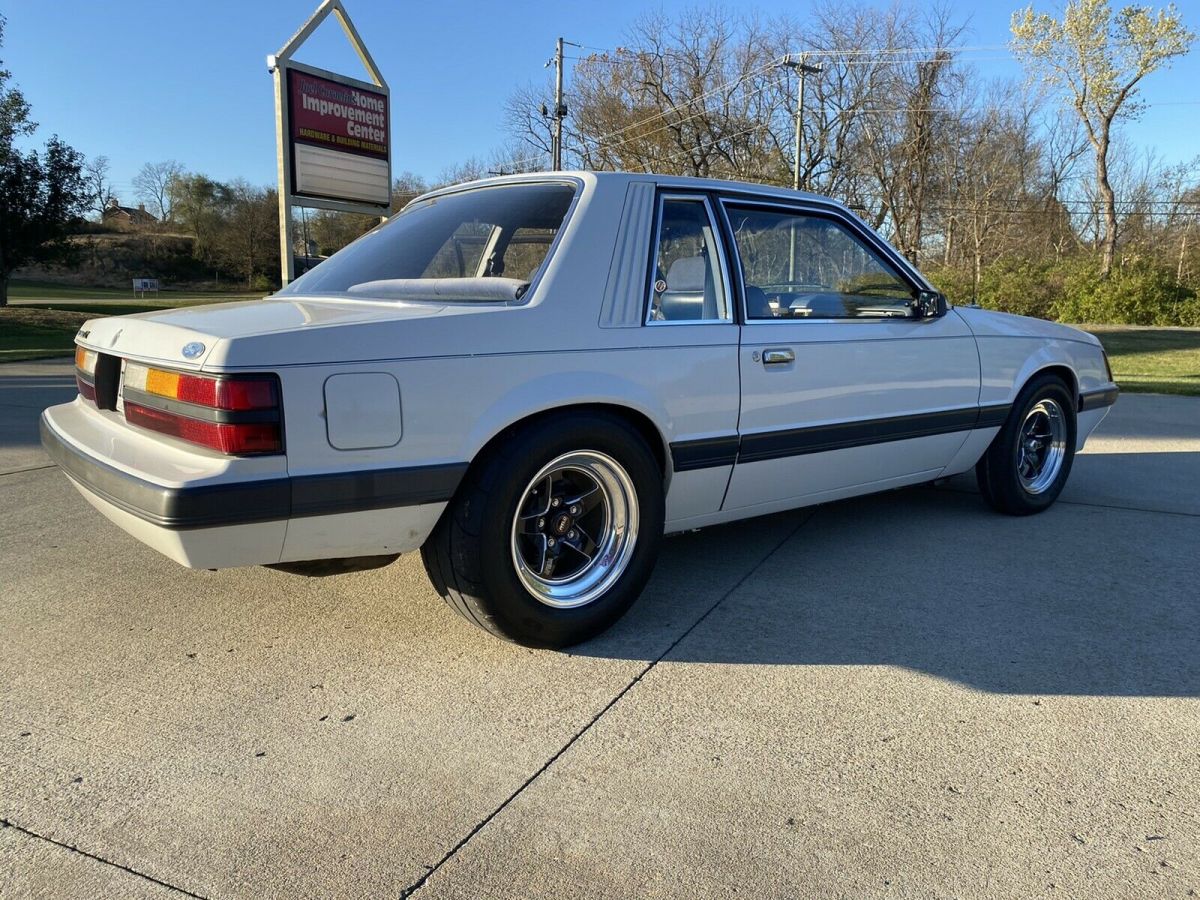1985 ford mustang sedan white rwd manual lx