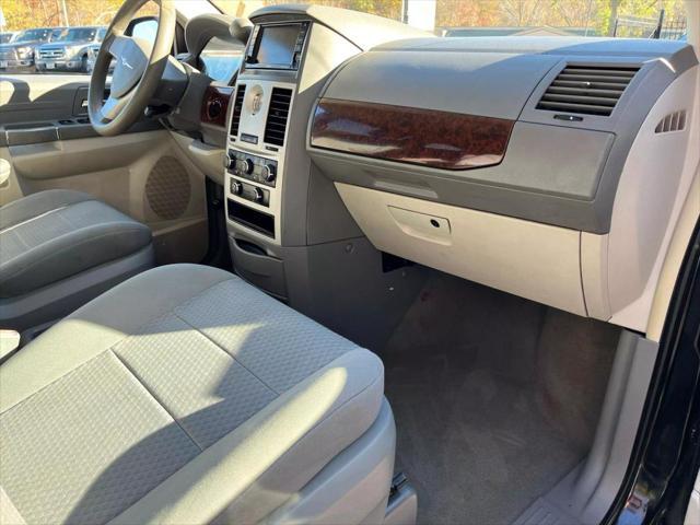2010 chrysler town & country new lx