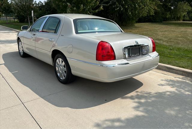 2007 lincoln town car designer