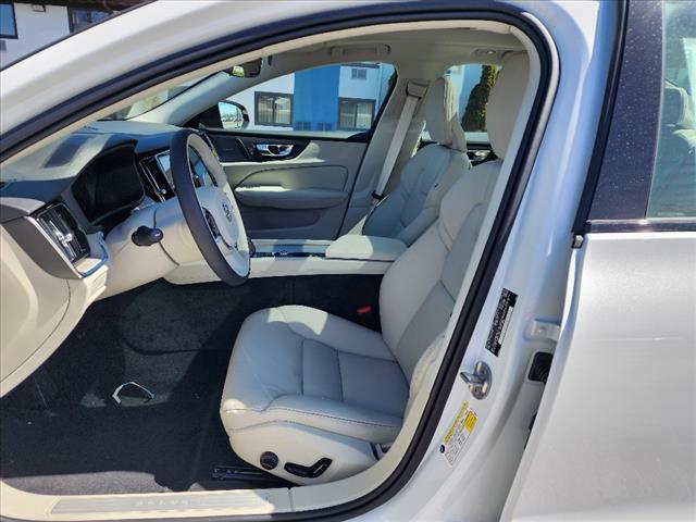 2024 volvo s60 b5 plus dark theme