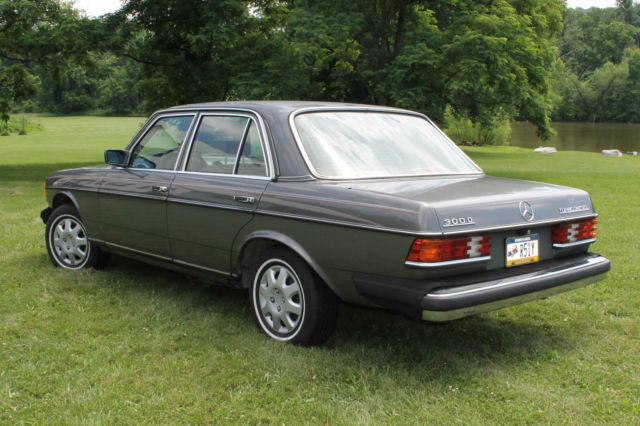 1983 mercedes-benz 300d base sedan 4-door 3.0l