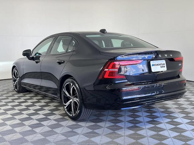 2024 volvo s60 b5 plus dark theme