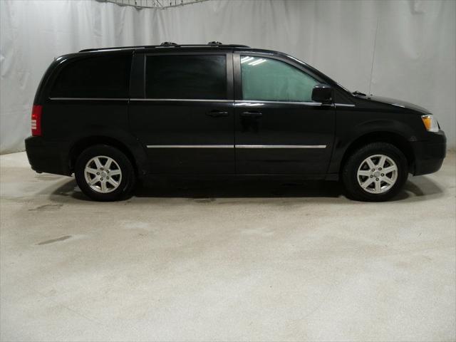 2010 chrysler town & country touring