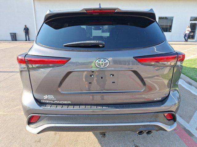 2022 toyota highlander xse