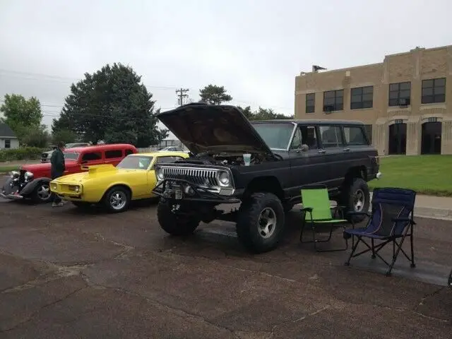 1968 jeep wagoneer lifted 5.3ls, th400, np205, d44 front and d60 rear, 35" tires