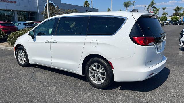 2022 chrysler voyager lx